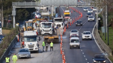 Cierran carriles en la Avenida Cantilo por la rotura de un caño de agua