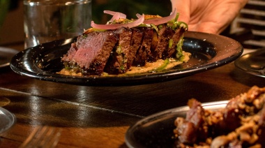 “Somos Asado”: carnes maduradas y asadas a leña en horno de barro