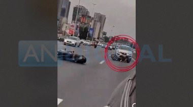 Ayer la Ferrari, hoy motociclistas: A las piñas en plena General Paz