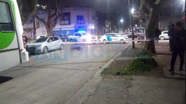 Se desprendió un escalón, cayó al pavimento y el colectivo lo pasó por arriba en Varela