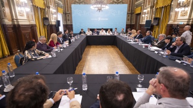 Reunido con intendentes radicales, Kicillof fustigó a Milei por su pedido de ajuste