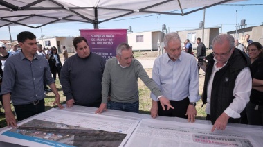La Plata: autoridades recorrieron el barrio donde fueron reubicadas familias que vivían a la vera de las vías