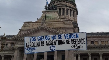 Gremios aeronáuticos marchan al Congreso en contra de la privatización de Aerolíneas Argentinas