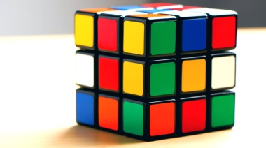 Los 50 años del cubo de Rubik’s, un juguete que logró reinventarse y conquistar nuevas generaciones