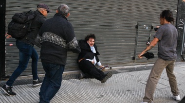 Youtuber libertario provocó a manifestantes en el Congreso, lo corrieron y recibió una paliza