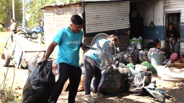 Relocalizan en viviendas a vecinos que vivían en espacio verde en la entrada de La Plata
