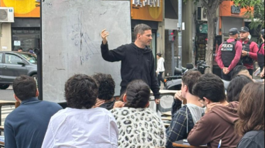 Ministro de Kicillof dio clase en la calle: “Defendemos la universidad poniendo el cuerpo”