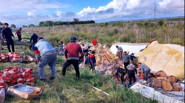Volcó un camión con pollos frescos en la ruta 2 y los vecinos lo saquearon