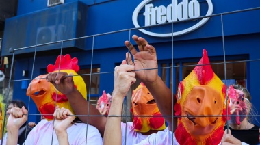 “Gallinas enjauladas” protestaron contra heladería líder por abandonar su compromiso animalista
