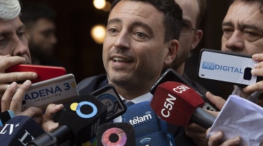 “Dejate de joder”: radical con peluca le exigió a Kicillof que no se haga cargo de Aerolíneas