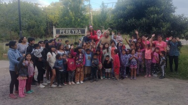La sana costumbre del policía solidario: Se disfrazó de Papá Noel y entregó regalos en La Plata