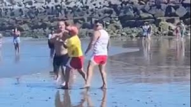 Echaron a los guardavidas de Chubut que se agarraron a piñas con un turista