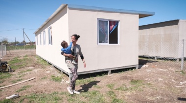 Finalizó la relocalización de las familias que vivían al borde de las vías en el bosque