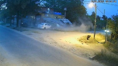 Chocan y derrumban el garaje de una casa en La Matanza: Huían en un auto robado