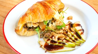 Conservadores abstenerse: croissants con palta y kale o pera y queso azul