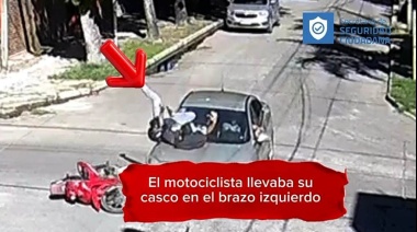 Motociclista chocó a un auto y se salvó de milagro en Berisso: Tenía el caso en el brazo