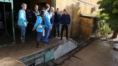 “Tragedia”: Kicillof recorrió las zonas afectadas por el temporal en Bahía Blanca y Coronel Rosales