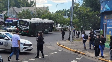 Gigantesco bache se “comió” a un colectivo en Avellaneda