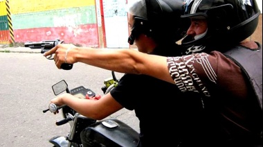 Por la inseguridad, la Provincia analiza prohibir la circulación de dos personas en moto