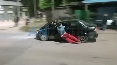Arrastró con su auto a dos vecinos que cortaban una calle en Florencio Varela