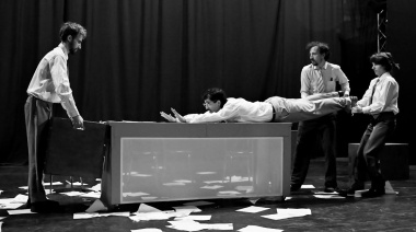 “Amanuenses”: teatro físico sobre el día de oficina en vías de extinción