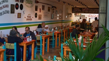 Comer afuera, un lujo para pocos: El 76 % de los argentinos redujo sus salidas a restaurantes
