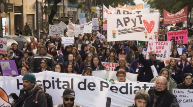 Jubilados, médicos del Garrahan y militantes en defensa de CFK marchan a Plaza de Mayo