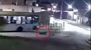 Se desprendió una ventanilla y un pasajero cayó al pavimento de un colectivo en Budge