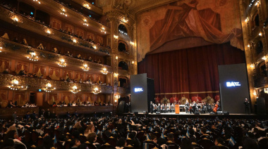 Emotiva ceremonia de promesa a la bandera en el Teatro Colón