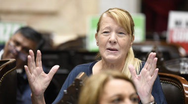 Stolbizer: “La patria no se construye quemando bibliotecas ni callando teatros”