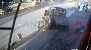 Destartalada camioneta se subió a la vereda y atropelló todo en González Catán