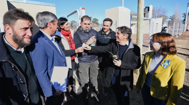 “Mientras el Gobierno para las obras, nosotros entregamos viviendas”
