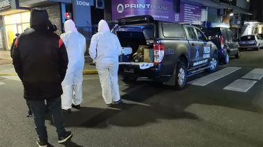 Un hombre cayó muerto a puñaladas en la calle en CABA y detuvieron a su mujer