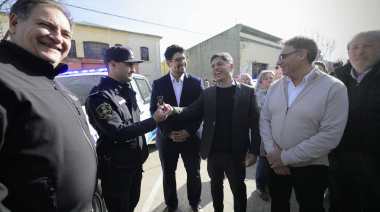 Kicillof entregó patrulleros y escrituras en municipio radical del interior