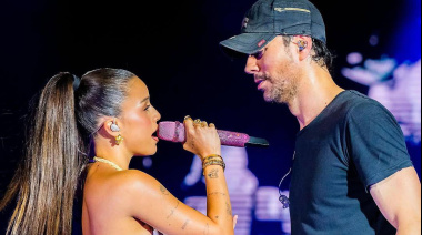 Emilia Mernes y Enrique Iglesias en un incómodo momento