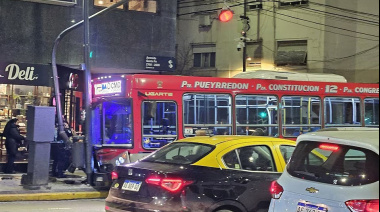 Un colectivo arrolló a una mujer que estaba en la vereda: 13 heridos