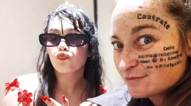 Militante de Milei se tatuó la cara y lanzó su candidatura con errores de ortografía