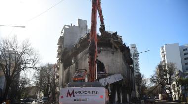 Comenzó la demolición del edificio incendiado en pleno centro de La Plata