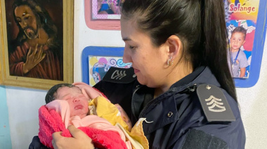 Mujeres policías asistieron de emergencia a una mujer que dio a luz en su casa