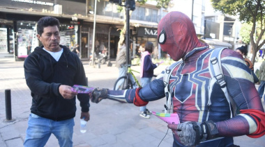 Curiosidades en tiempos de campaña: Spiderman repartió boletas del radicalismo