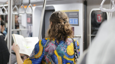 Vagón de lectores en el subte: invitación a viajar leyendo en la Línea D