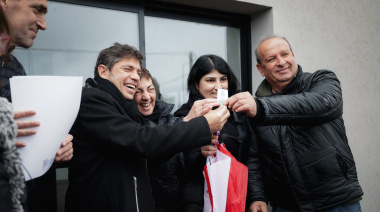 Kicillof entregó viviendas en Tandil y cuestionó el modelo de “abandono” de Milei