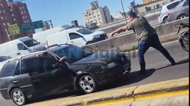 Bajó de su auto y le apuntó a otro por un incidente en plena General Paz