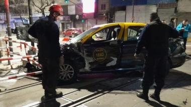 Un tren del Sarmiento embistió a un taxi que cruzó con las barreras bajas en avenida Nazca
