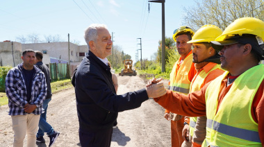 Alak puso en marcha obras viales en Romero y entregó mobiliario escolar