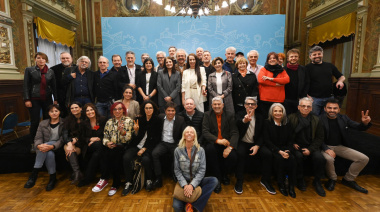 Kicillof se reunió con artistas y condenó el “ajuste despiadado” de Nación