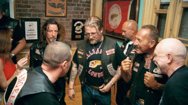 Los Hells Angels coparon La Plata: sin motos, en micros de dos pisos y con un misterio que intriga a todos