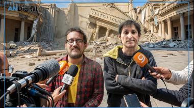 Albert Pla tiende un puente con el Río de la Plata