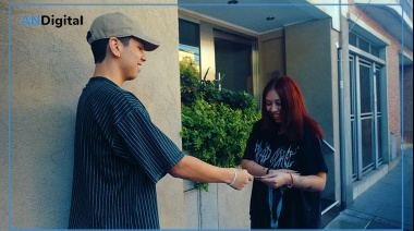 Milo J sorprendió a sus fans en la puerta de sus casas