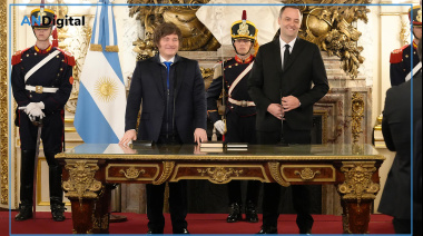 Milei le tomó juramento a Adorni como jefe de Gabinete